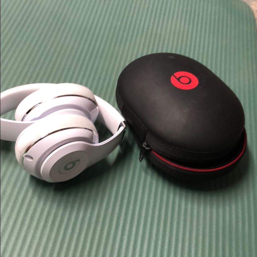 White beats - Picture 3 of 3